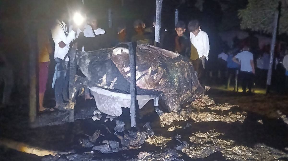 Darbhanga News: सिंहवाड़ा House Fire, शॉर्ट सर्किट ने उजाड़ा घर, मवेशी और वैन जलकर खाक