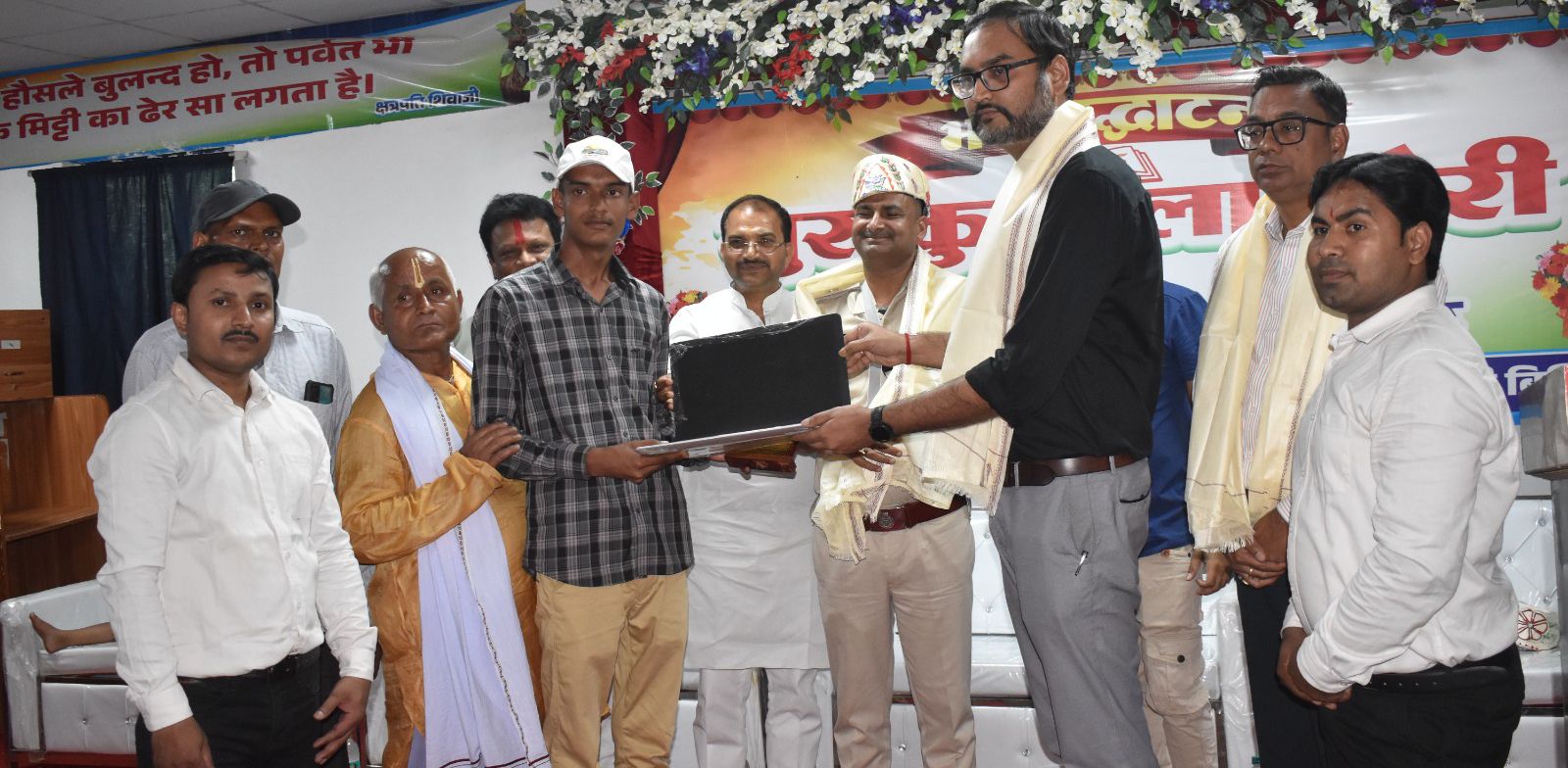 Darbhanga Education News: बिरौल में खुला Gurukul Library, ग्रामीण छात्रों के लिए गुरुकुल क्लासेस एंड करियर एजुकेशन की बड़ी पहल...AC लाइब्रेरी में मिलेगा आधुनिक ज्ञान, पढ़िए कैसा रहा Gurukul Library का Opening Ceremony, एसडीएम-डीएसपी -पप्पू सिंह रहे मौजूद