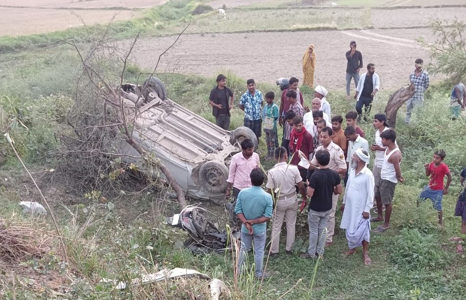 Darbhanga News: दरभंगा में Road Accident कार-स्कूटी की भीषण टक्कर, Madhubani के प्रबोद बुच्चन की मौत, 6 लाख कैश सड़क पर बिखरे
