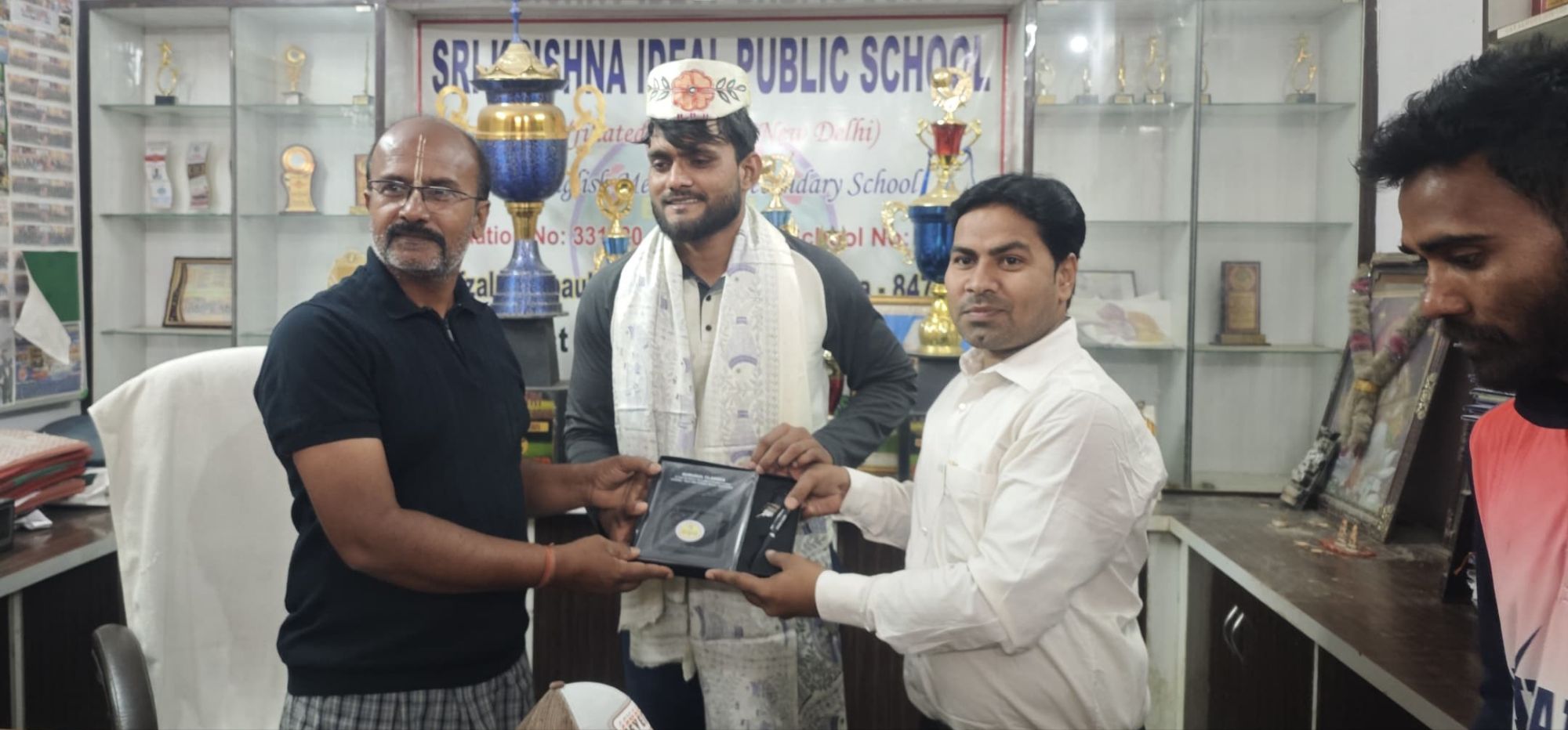 Darbhanga News: ISPL जीतकर लौटे Tennis Ball Cricket किंग सरफराज,'बाहुबली' का बिरौल में जोरदार स्वागत, सेमीफाइनल में धाकड़ बल्लेबाजी...18 गेंदों में 39 रन...WELl DONE