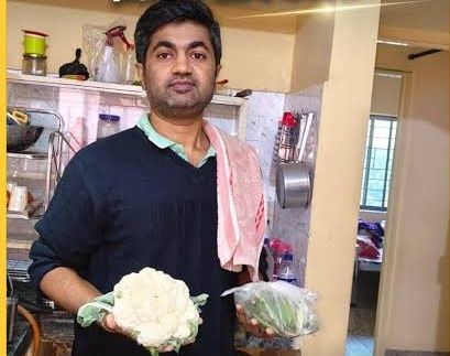 House Husband: बिहार का यह इंजीनियर क्यों बना 'हाउस हसबैंड'? कहा - मुझे गर्व है मैं...पत्नी के लिए छोड़ी नौकरी... पढ़िए लव-कम-अरेंज मैरिज की ये कहानी... जमाना तो है नौकर बीबी का! | Deshaj Times House Husband: बिहार का यह इंजीनियर क्यों बना 'हाउस हसबैंड'? कहा - मुझे गर्व है मैं...पत्नी के लिए छोड़ी नौकरी... पढ़िए लव-कम-अरेंज मैरिज की ये कहानी... जमाना तो है नौकर बीबी का!