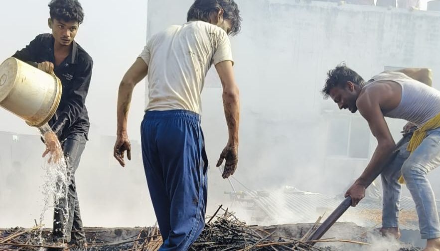 Darbhanga News: कुशेश्वरस्थान में आग, छत पर रखे प्लास्टिक के कैरेट धू-धू कर जले, लोगों की सूझबूझ से टला बड़ा हादसा
