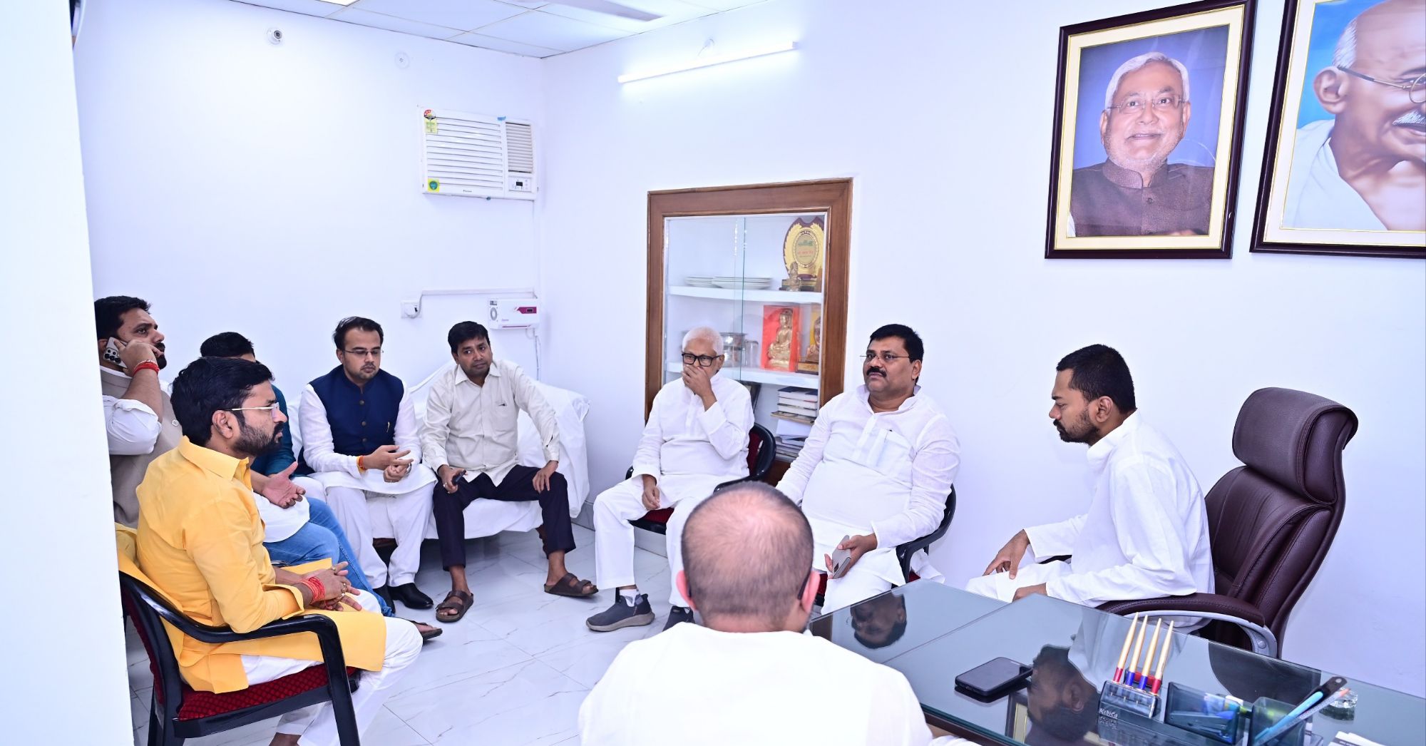 Nishant Kumar News: अब जेडीयू के नारे बदलेंगे...निशांत कुमार ने JDU प्रवक्ताओं को दिया जीत का मंत्र, कहा- नीतीश की उपलब्धियां गिनाओ, पढ़िए जय और तय