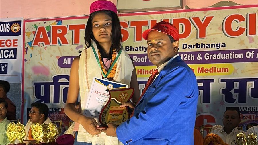 Darbhanga News: दरभंगा Bihar Board Result में आर्ट्स स्टडी सर्किल का बजा डंका, छात्रों ने मारी बाजी, रिया बनीं जिला टॉपर... आर्ट्स स्टडी सर्किल ने किया मेधावियों का सम्मान, जानिए क्या कहा संस्थान के निदेशक, एसके पोद्दार ने