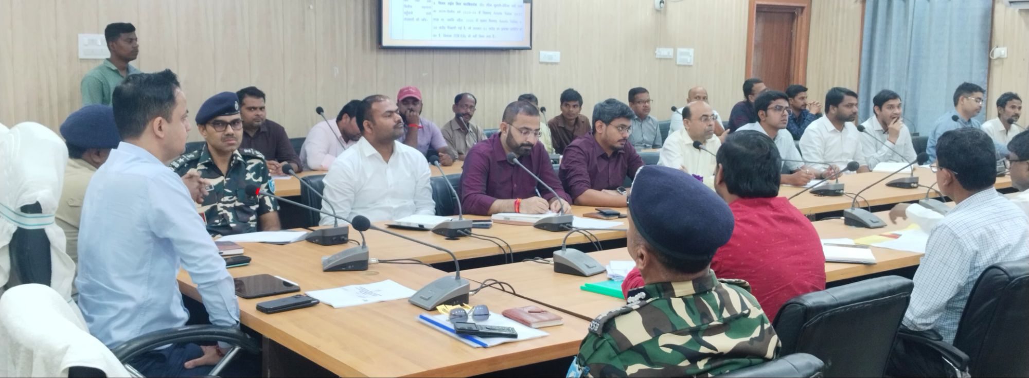 Madhubani News: भारत-नेपाल सीमा सुरक्षा को लेकर मधुबनी Alert पर, वाइब्रेंट विलेज और अतिक्रमण पर अहम फैसला, सीमावर्ती गांवों के युवाओं को "यूथ फॉर आई एंड ईयर" के रूप में होंगे तैयार!