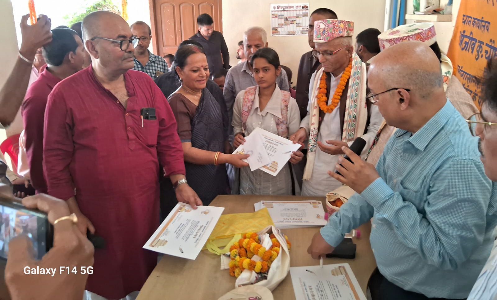 Darbhanga News: दरभंगा के पंचोभ में 55 मैट्रिक और इंटरमीडिएट टॉपर्स का सम्मान, लेकिन शिक्षा व्यवस्था पर उठे गंभीर सवाल! | Deshaj Times Darbhanga News: दरभंगा के पंचोभ में 55 मैट्रिक और इंटरमीडिएट टॉपर्स का सम्मान, लेकिन शिक्षा व्यवस्था पर उठे गंभीर सवाल!