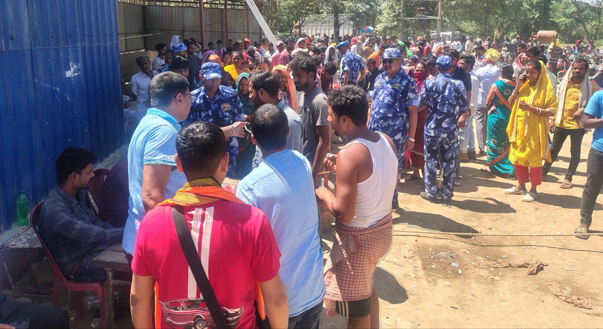 Darbhanga News: सुबह 4 बजे से लाइन में लगे थे लोग, 450 सिलेंडर लेकर पहुंचा ट्रक, श्रीमान बोले- आपलोग लाइन से निकलिए... पढ़िए दावा 'सब सामान्य'