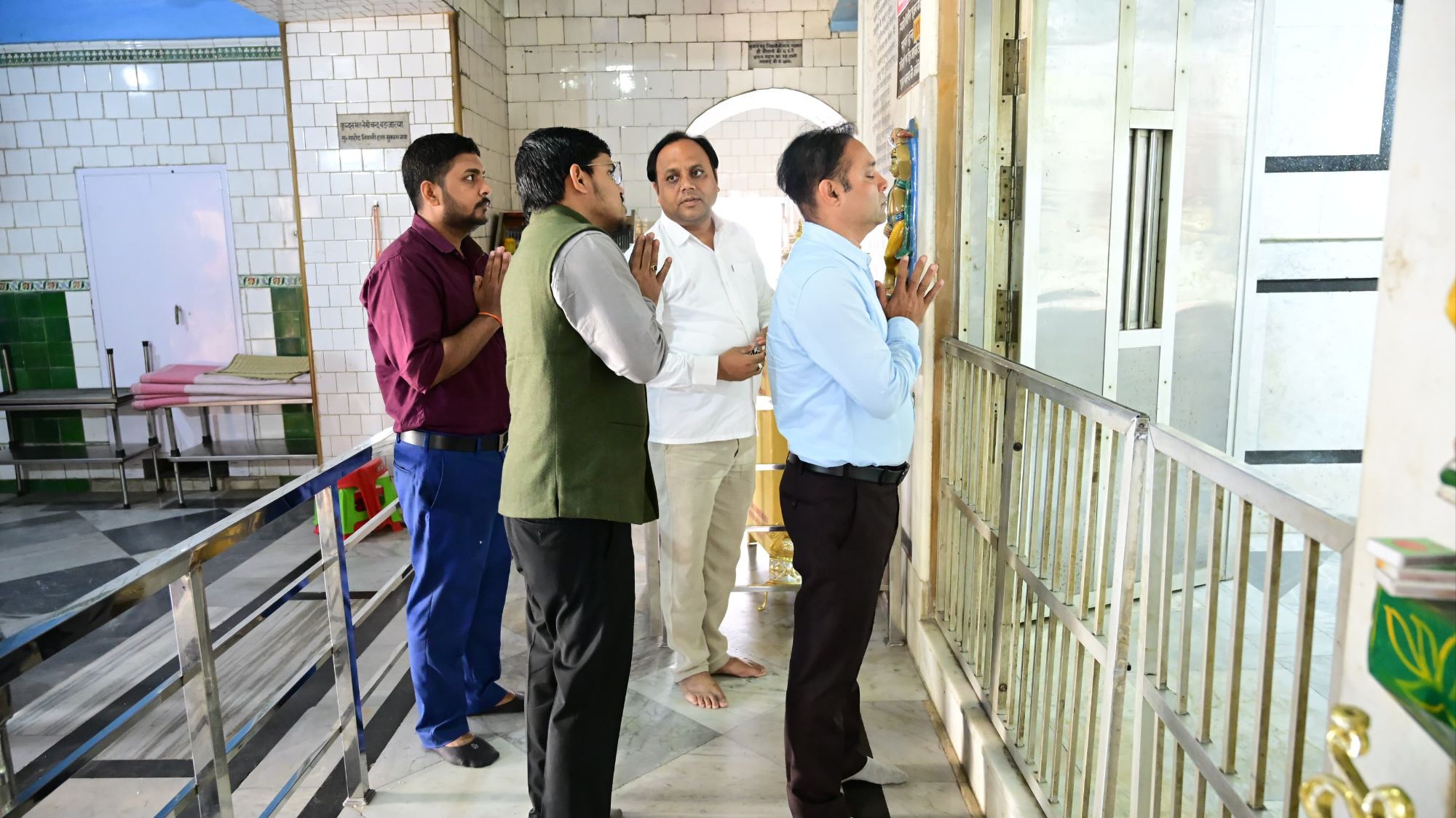 Bhagalpur News: भागलपुर के जैन मंदिर में DM नवल किशोर का दौरा, Gyan Bharatam Portal पर अपलोड होंगी प्राचीन पांडुलिपियां | Deshaj Times Bhagalpur News: भागलपुर के जैन मंदिर में DM नवल किशोर का दौरा, Gyan Bharatam Portal पर अपलोड होंगी प्राचीन पांडुलिपियां