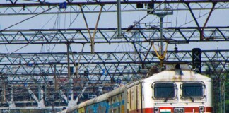 Bihar Railway News: मोतीहारी में ट्रेन पर पथराव: अवध एक्सप्रेस पर हमला, उपद्रवियों ने बी-1 कोच को निशाना बनाया