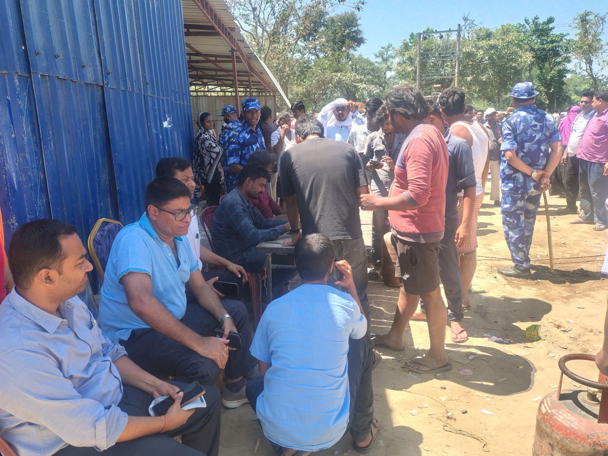 Darbhanga News: सुबह 4 बजे से लाइन में लगे थे लोग, 450 सिलेंडर लेकर पहुंचा ट्रक, श्रीमान बोले- आपलोग लाइन से निकलिए... पढ़िए दावा 'सब सामान्य'