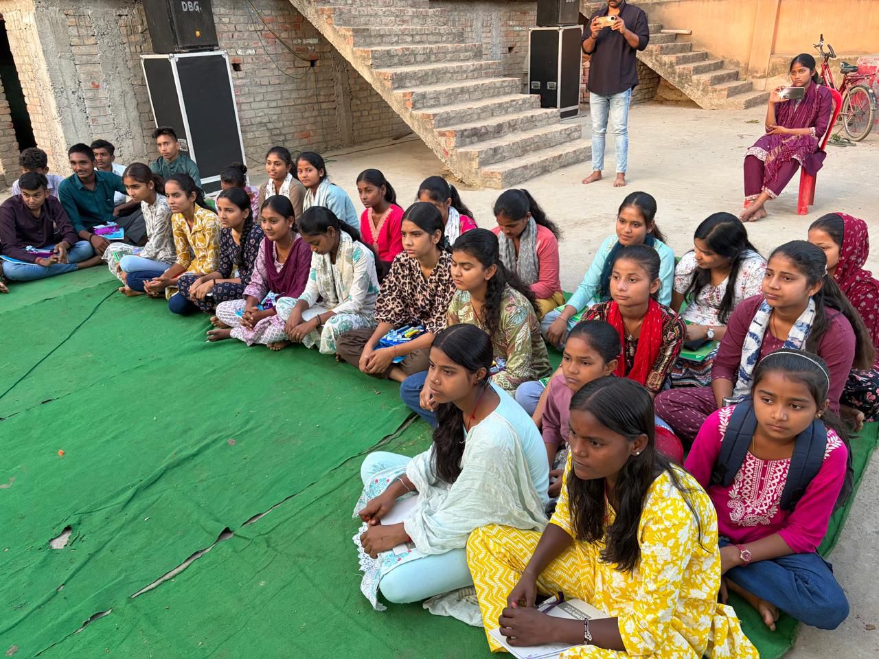 Darbhaga News: अरे वाह! गांव के होनहारों ने किया गौरवान्वित, शिवराम में बोर्ड परीक्षा के मेधावी विद्यार्थी सम्मानित