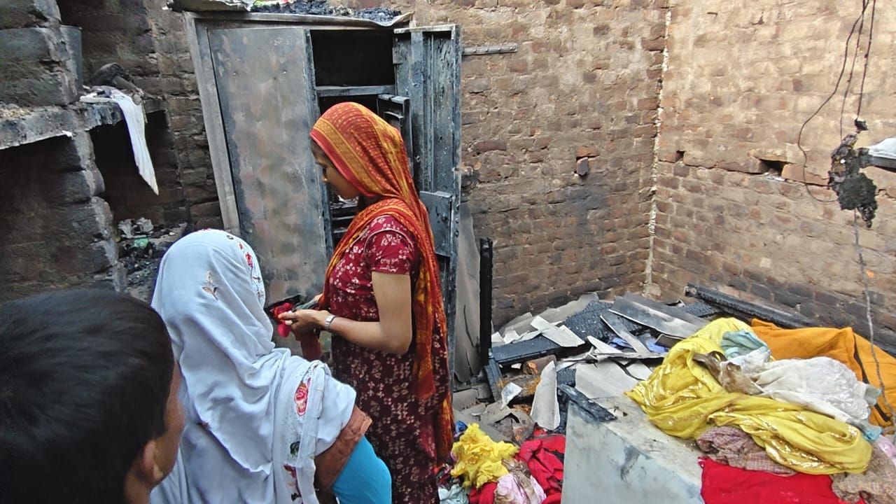 Bhagalpur News: सन्हौला में Fire, भीषण आग से तीन घर राख, लाखों की संपत्ति खाक, पढ़िए तन पर बचा सिर्फ कपड़ा और ऊपर खुला आसमान!