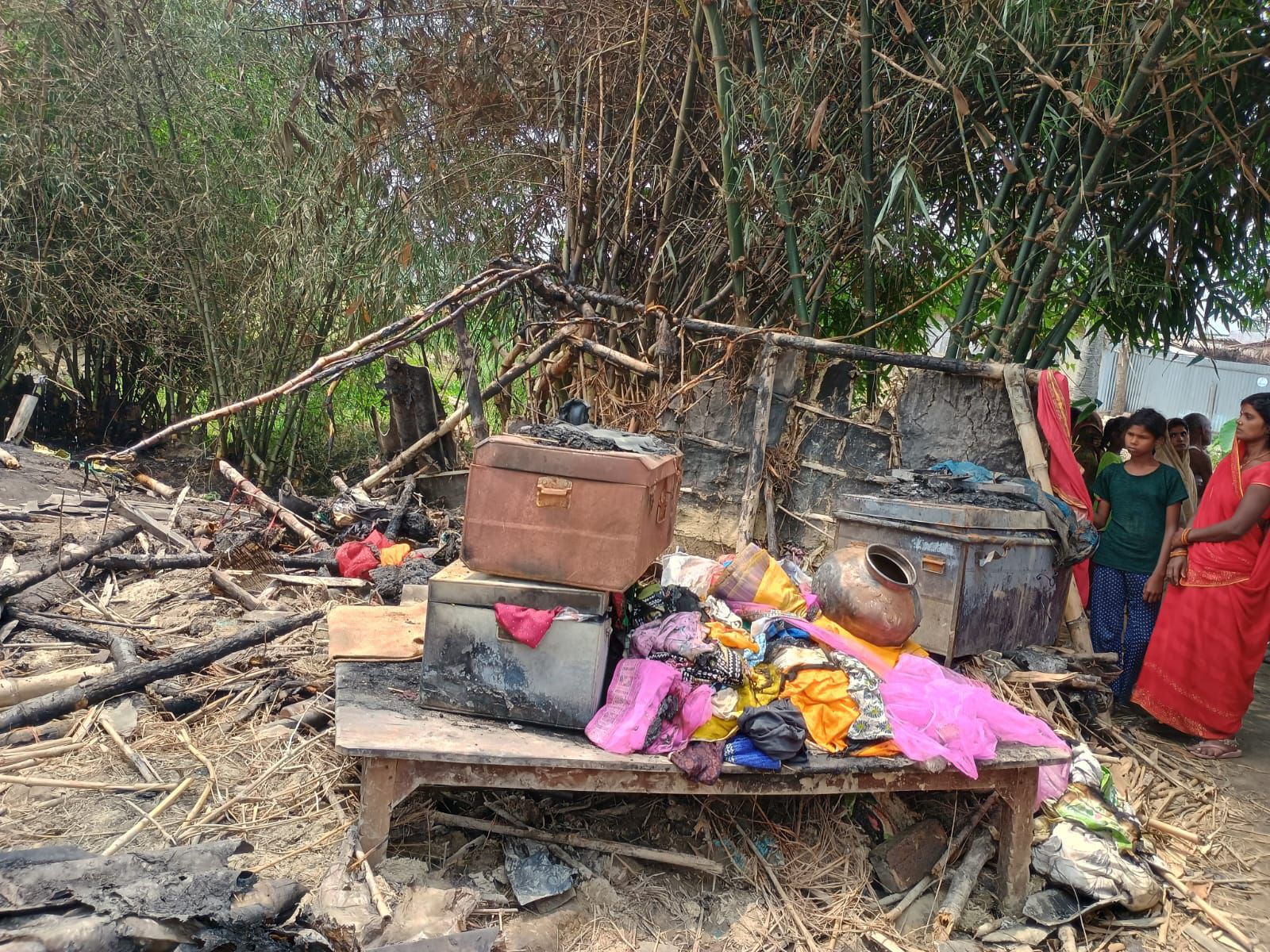 Darbhanga News: भीषण घर में आग से 4 घर तबाह, 3 बकरियां जिंदा जलीं, लाखों का नुकसान