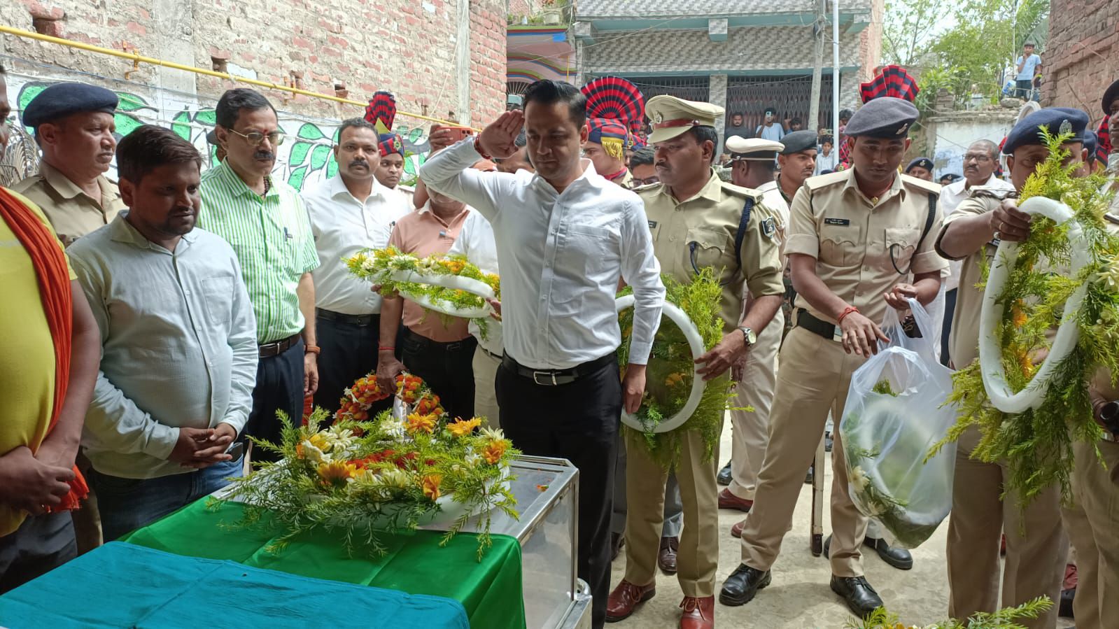 Madhubani Big News: राजकीय सम्मान और हर आंखें नम... सुल्तानगंज के शहीद अफ़सर की अंतिम विदाई... देखिए तस्वीरों से LIVE