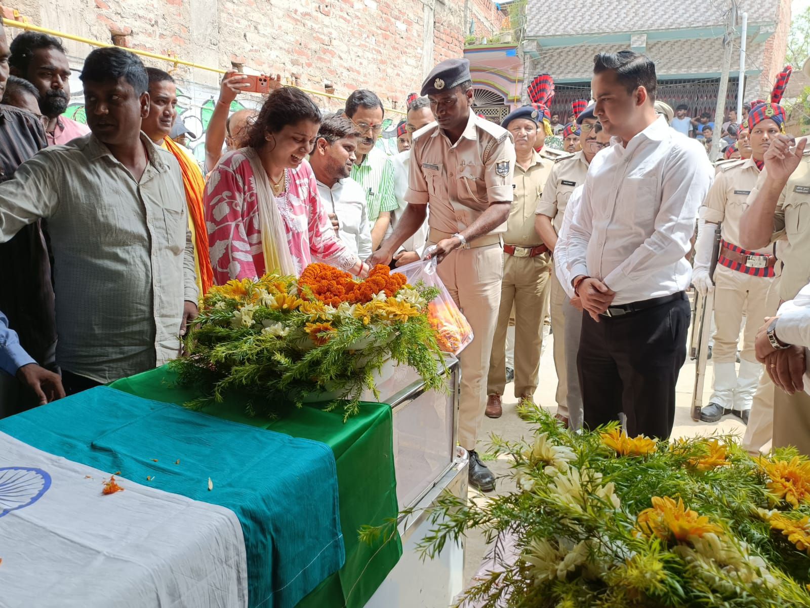 Madhubani Big News: राजकीय सम्मान और हर आंखें नम... सुल्तानगंज के शहीद अफ़सर की अंतिम विदाई... देखिए तस्वीरों से LIVE