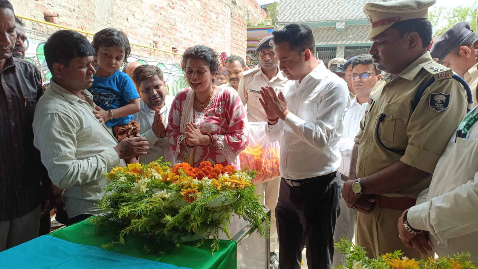 Madhubani Big News: राजकीय सम्मान और हर आंखें नम... सुल्तानगंज के शहीद अफ़सर की अंतिम विदाई... देखिए तस्वीरों से LIVE