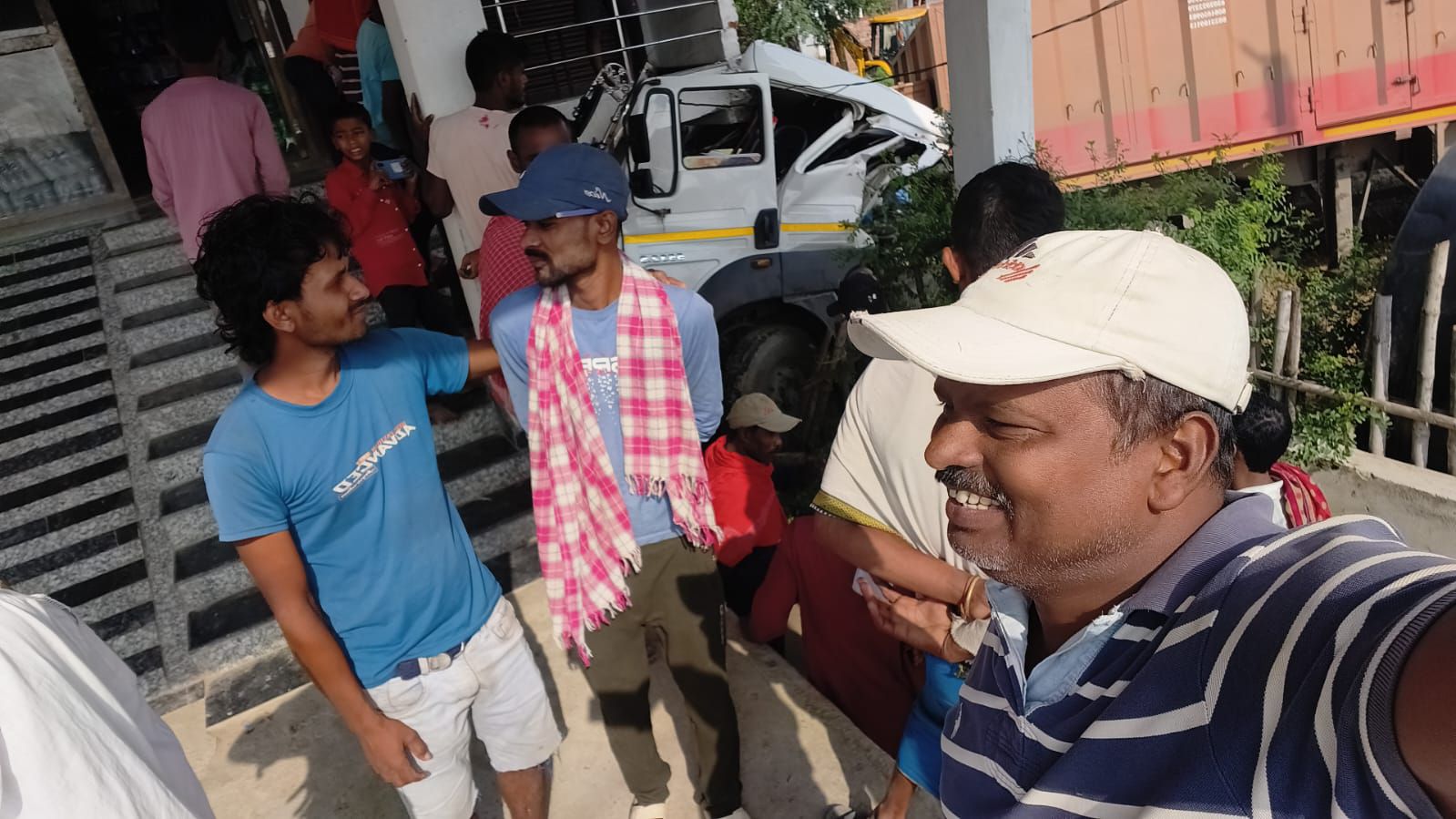 Darbhanga News: दरभंगा के कुशेश्वरस्थान में भीषण ट्रक दुर्घटना: दीवार तोड़कर घर में घुसा बेकाबू ट्रक, ऐसे टला बड़ा खतरा | Deshaj Times Darbhanga News: दरभंगा के कुशेश्वरस्थान में भीषण ट्रक दुर्घटना: दीवार तोड़कर घर में घुसा बेकाबू ट्रक, ऐसे टला बड़ा खतरा