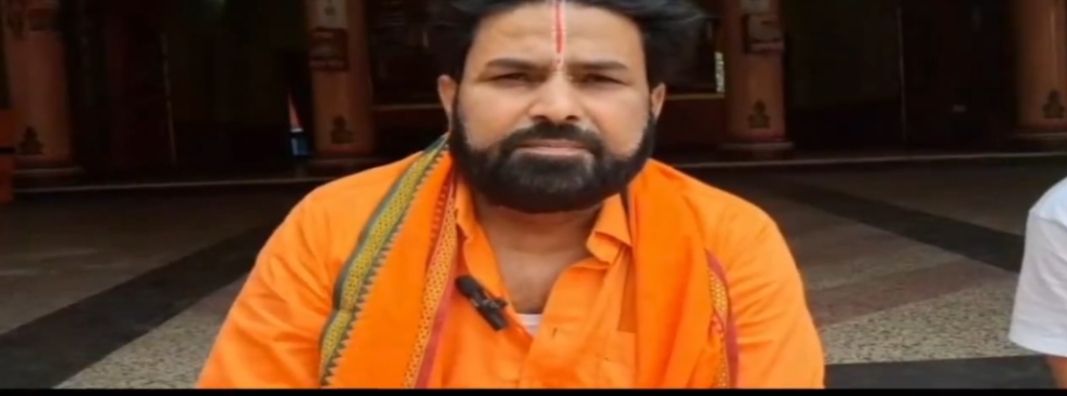 Munger News: मुंगेर मंदिर में पांच अपराधगर्दों की बड़ी चोरी, कैंपस में कूड़ा, ताला तोड़े, राम, लक्ष्मण, हनुमान की चांदी मुकुट ले उड़े