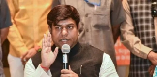 Nitish Kumar: JDU दफ्तर से हटे CM Nitish के पोस्टर, मुकेश सहनी का तंज, बोले – BJP की नीयत कमजोर बिहार की व्यवस्था!