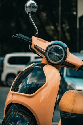 Electric Vehicles: भारत में तेज़ी से बढ़ रही है इलेक्ट्रिक वाहनों की डिमांड, जानिए सरकारी योजनाएं और चुनौतियां
