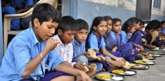 Saharsa News: सहरसा में मिड-डे मील खाने के बाद 24 से अधिक बच्चे बीमार, खाने में मिला सांप जैसा जीव!