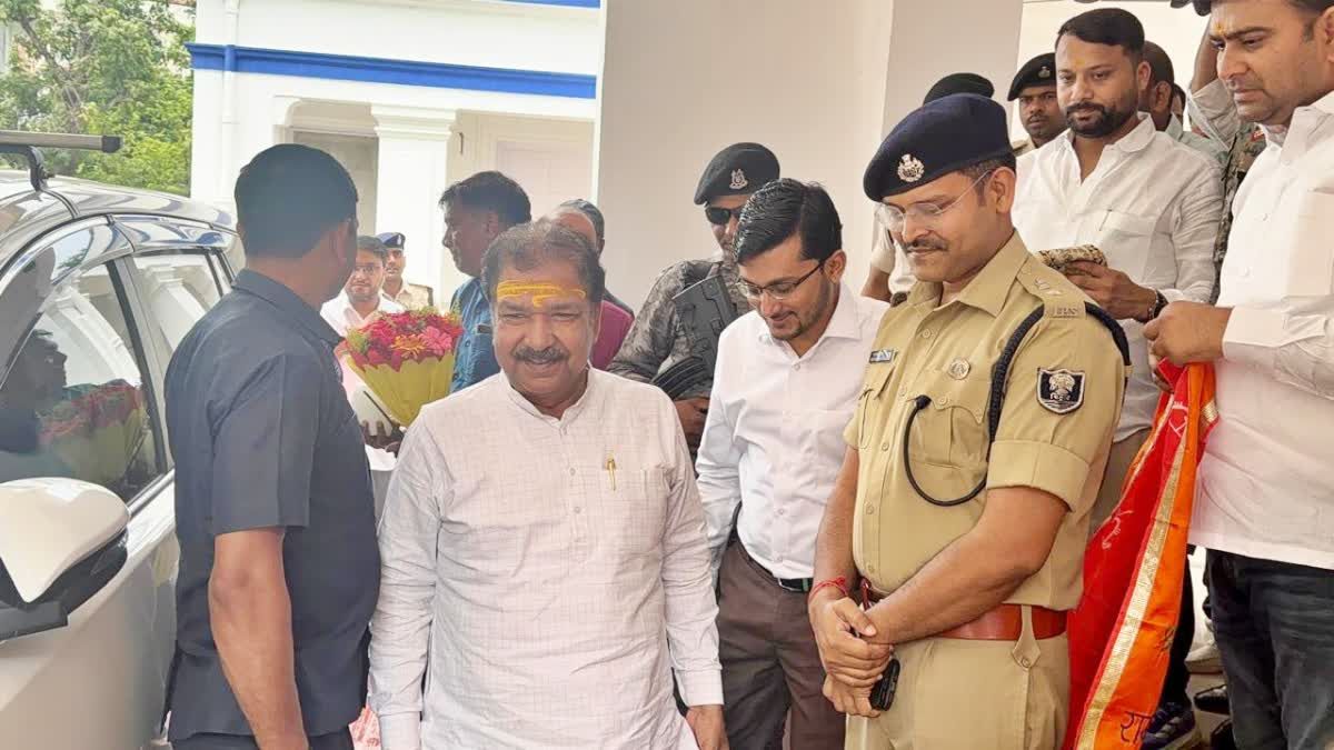 Bihar Land Reforms Minister: मंत्री डॉ.दिलीप जायसवाल मुजफ्फरपुर में, बाबा गरीबनाथ का दर्शन, अधिकारियों को सख्त चेतावनी! पढ़िए - कहा जनता सेवा सर्वोपरि