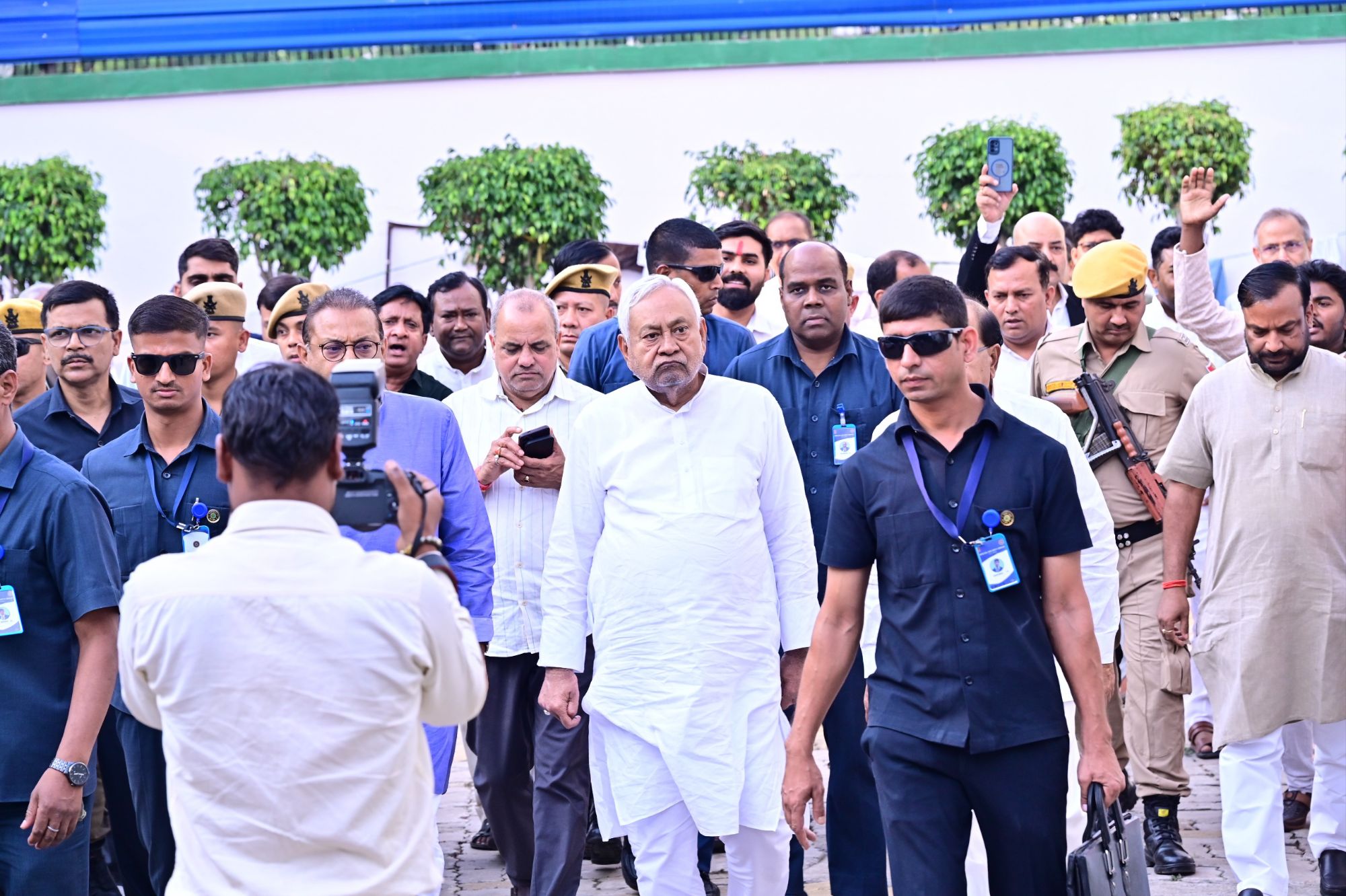 Bihar Politics: बिहार मंत्रिमंडल विस्तार के बीच नीतीश कुमार पहुंचे JDU कार्यालय, कार्यकर्ताओं से की मुलाकात, हलचल तो है!