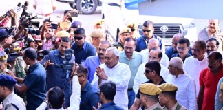 Bihar Politics: बिहार मंत्रिमंडल विस्तार के बीच नीतीश कुमार पहुंचे JDU कार्यालय, कार्यकर्ताओं से की मुलाकात, हलचल तो है!