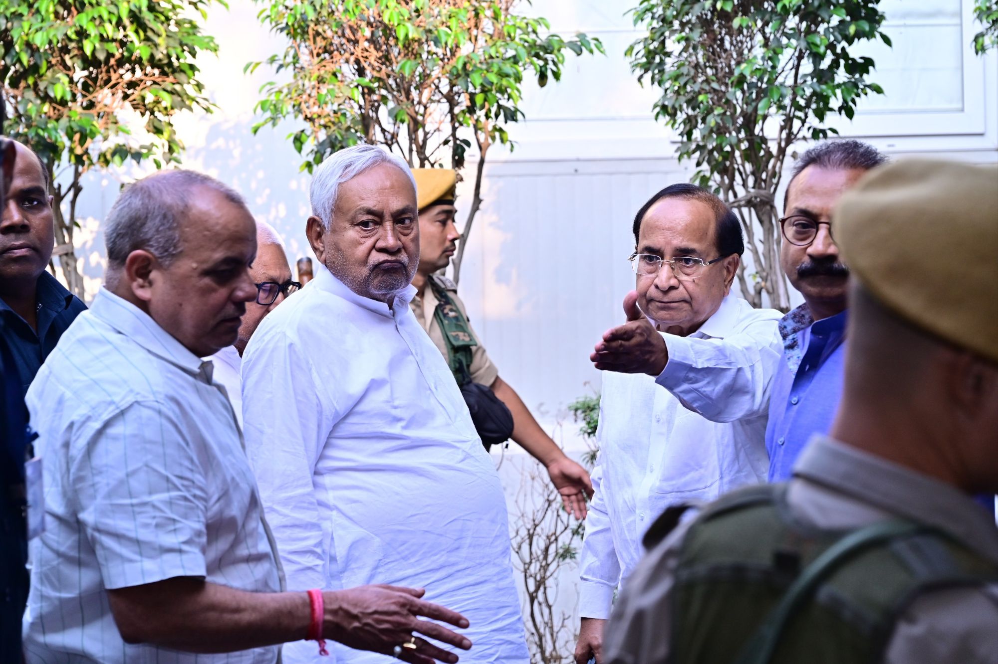 Bihar Politics: बिहार मंत्रिमंडल विस्तार के बीच नीतीश कुमार पहुंचे JDU कार्यालय, कार्यकर्ताओं से की मुलाकात, हलचल तो है!