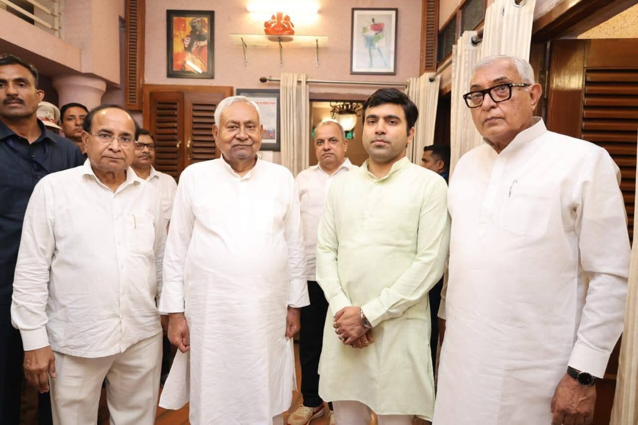 Bihar Politics: Ex CM नीतीश कुमार सीतामढ़ी में, अचानक दौरे ने बढ़ाई सियासी सरगर्मी, कार्यकर्ताओं को दिया बड़ा मंत्र