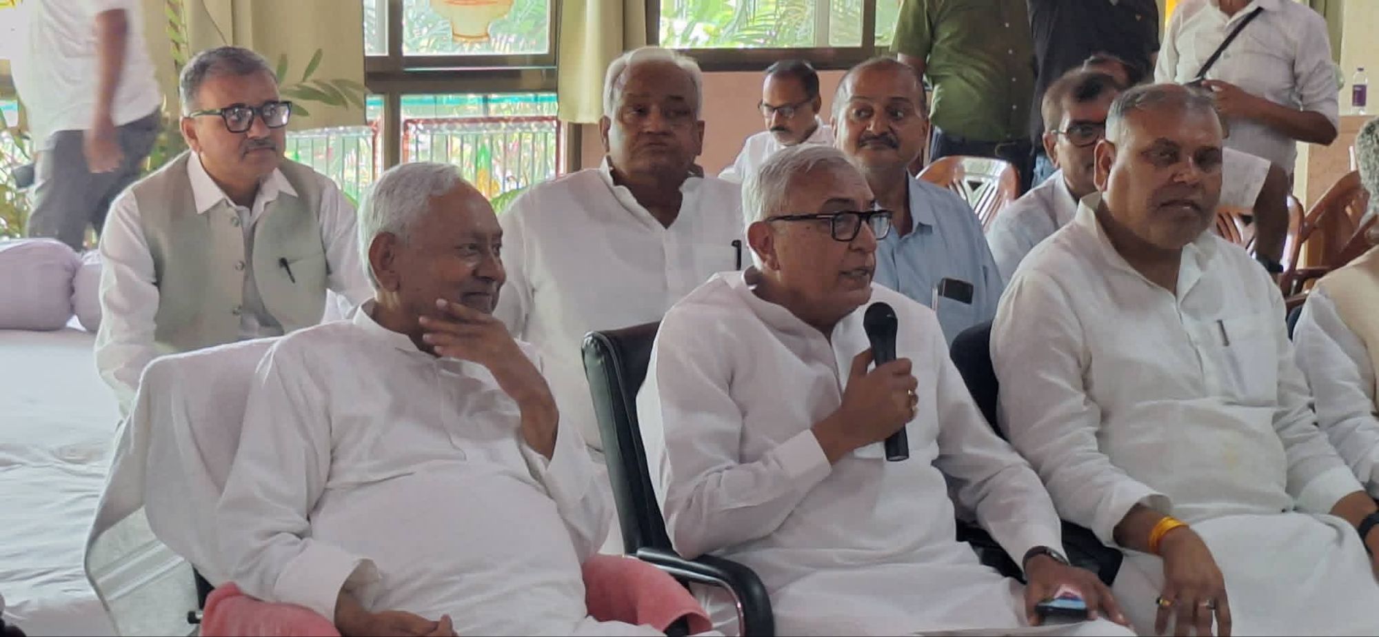 Bihar Politics: Ex CM नीतीश कुमार सीतामढ़ी में, अचानक दौरे ने बढ़ाई सियासी सरगर्मी, कार्यकर्ताओं को दिया बड़ा मंत्र