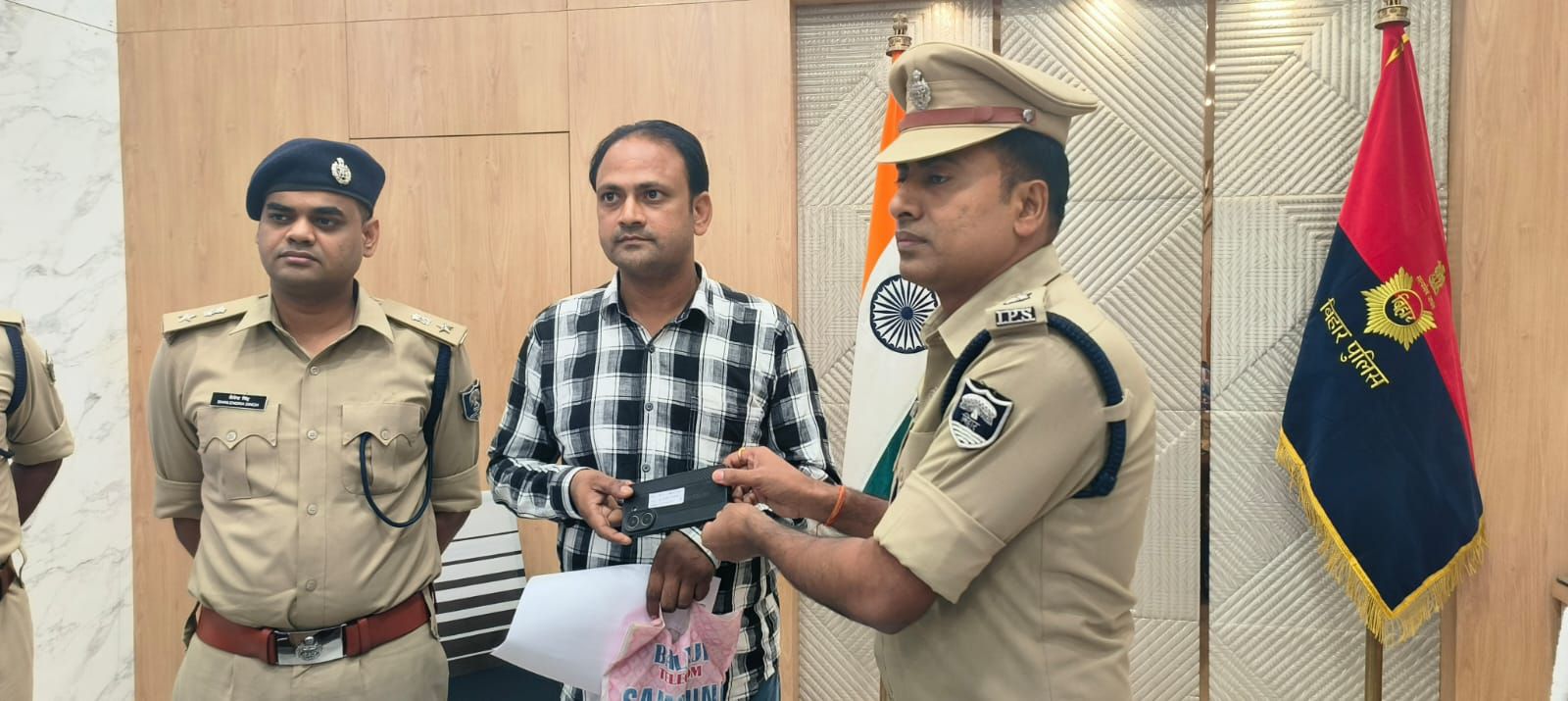 Bhagalpur News: भागलपुर में खोए मोबाइल बरामदगी, 'ऑपरेशन मुस्कान' ने लौटाए 12 लाख के 59 फोन, चेहरे खिले!