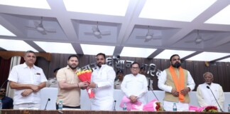 Bihar Politics: कभी हम एक ही पार्टी थे…CM सम्राट ने आगे बढ़कर मिलाया तेजस्वी यादव से हाथ,एक मंच पर पढ़िए -नई चर्चा