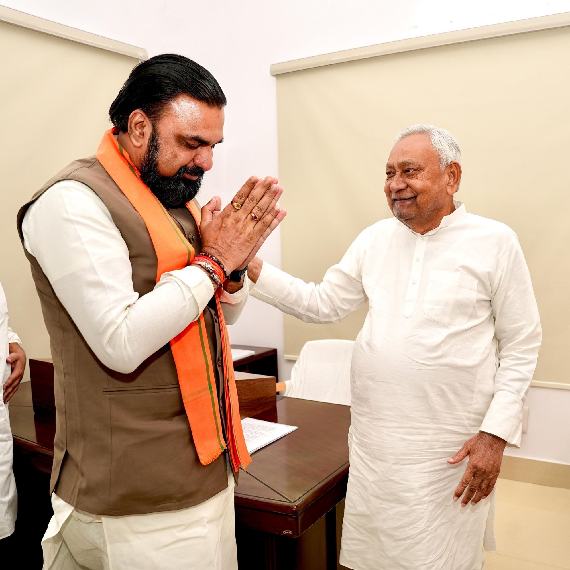 Patna Political News: दिल्ली से लौटे CM सम्राट चौधरी, पटना आते ही नीतीश कुमार से अचानक मुलाकात, सियासी गलियारों में हड़कंप!