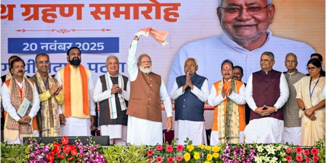 Bihar Politics: पटना से पूरे देश ने देखा... फिर से जोड़ी मोदी-नीतीश के हिट हो गइल... भरे मंच पर Modi Nitish Meeting गांधी मैदान में दिखी नई केमिस्ट्री, क्या थे सियासी संकेत?