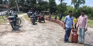 Araria News: अररिया -पलासी में वितरण व्यवस्था बेहाल, गैस सिलेंडर की कमी, घंटों इंतज़ार, उपभोक्ताओं का फूटा गुस्सा!