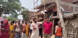 Darbhanga News: जमीन से मात्र 7-8 फीट ऊपर झूलते 11000 वोल्ट तार, त्रिभुवन ने कहा – सिर्फ 48 घंटे दूंगा, फिर उग्र आंदोलन, पढ़िए -दुकानदार पप्पू कुमार को जान जोखिम में!