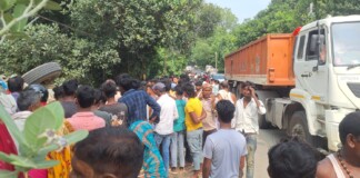 Darbhanga News: बेनीपुर में बिरौल जा रहा सीमेंट ट्रक का SH-56 पर भीषण हादसा, ओवरटर्न होकर पलटा, दबकर ड्राइवर की दर्दनाक मौत