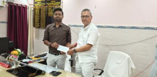 Darbhanga News: बेनीपुर MLA Vinay ने पेश की मिसाल, शहीद सैनिकों को सम्मान के लिए सौंपा 10,000 का चेक