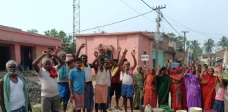 Bhagalpur News: चंगेरी गांव में गहराया जल संकट, हफ़्तों से बूंद-बूंद पानी को तरस रहे ग्रामीणों का फूटा गुस्सा, बर्त्तन, बाल्टी के साथ उतरे सड़क पर