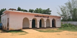 Bihar Education News: बिहार का एक ऐसा स्कूल, जिसके दरवाजे और खिड़कियां तोड़ दिए जाते हैं, विद्यालय परिसर में शराब पीकर बोतलें फोड़ी जाती हैं?