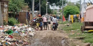 Bhagalpur News: भागलपुर स्वच्छ भारत मिशन: स्कूल गेट पर कचरे का अंबार, छात्रों का भविष्य खतरे में!