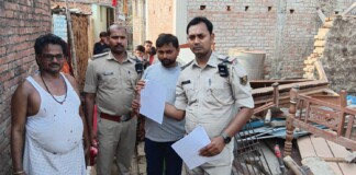 Darbhanga Crime News: दरभंगा में घर उखाड़ने से पहुंची पुलिस, इधर … भागे – भागे थाना पहुंचा फरार आरोपी, फिर … पुलिस ने जब्त कबाड़ लौटाया