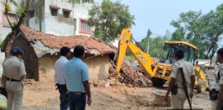 Darbhanga News: केवटी में बुलडोजर ने ढहाए अवैध कब्जे, अति पिछड़ा बालिका विद्यालय की जमीन मुक्त