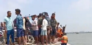 Bhagalpur News: भागलपुर में रेस्क्यू, गंगा में फंसी नाव, SDRF ने मां-मासूम बच्ची को बचाया, टला बड़ा हादसा