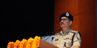 Bihar Police: राजगीर एकेडमी में 19 DSP की पासिंग आउट परेड, DGP विनय कुमार के मिले स्ट्रिक्ट संदेश -“अगर केवल वेतन के लिए आए हैं तो पान की दुकान खोल लें”