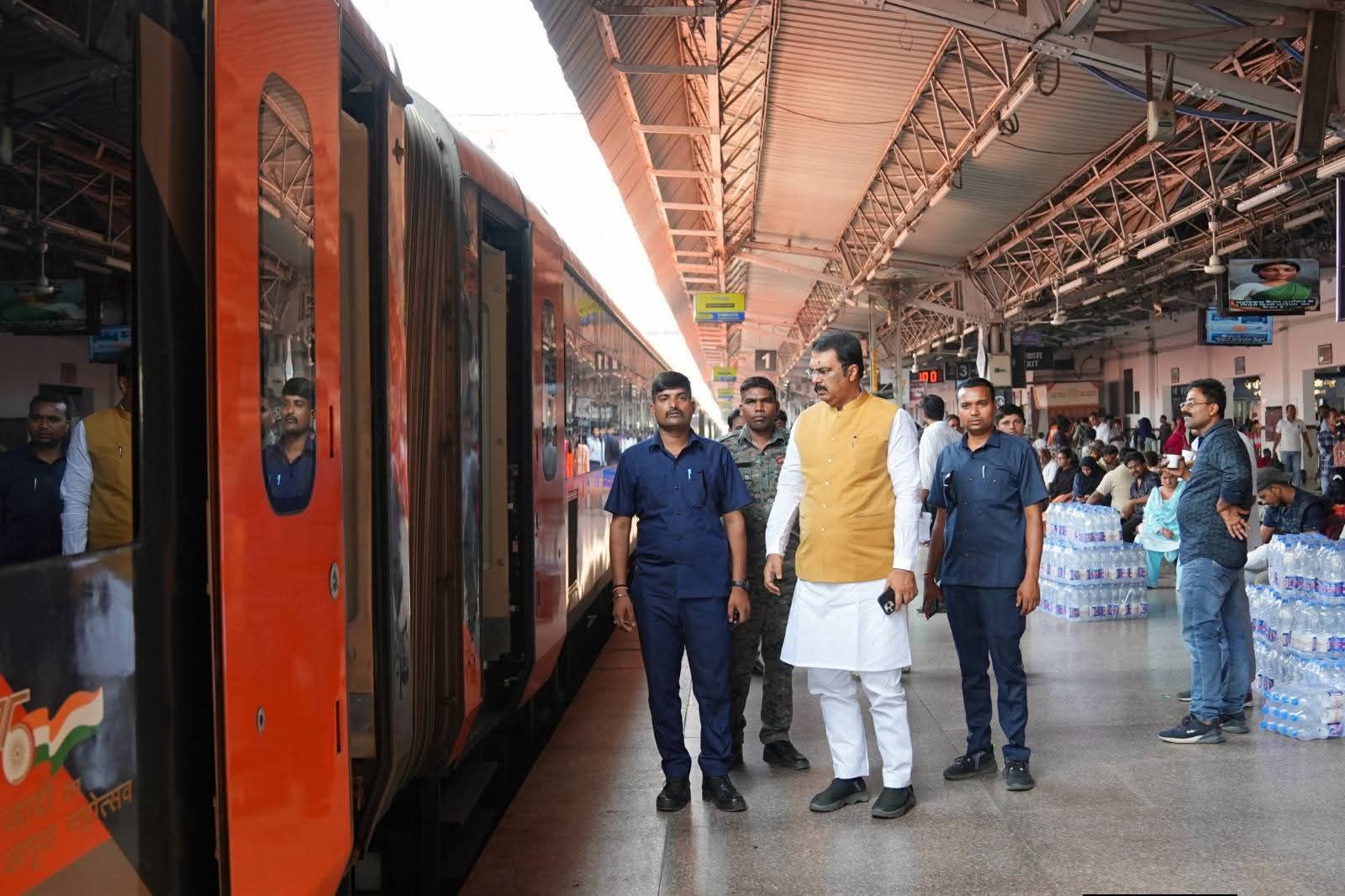 Jamui News: जमुई में भाजपा महाप्रशिक्षण: संजय सरावगी ने ट्रेन से पहुंचकर दिया PM मोदी का 'ईंधन बचाओ' संदेश