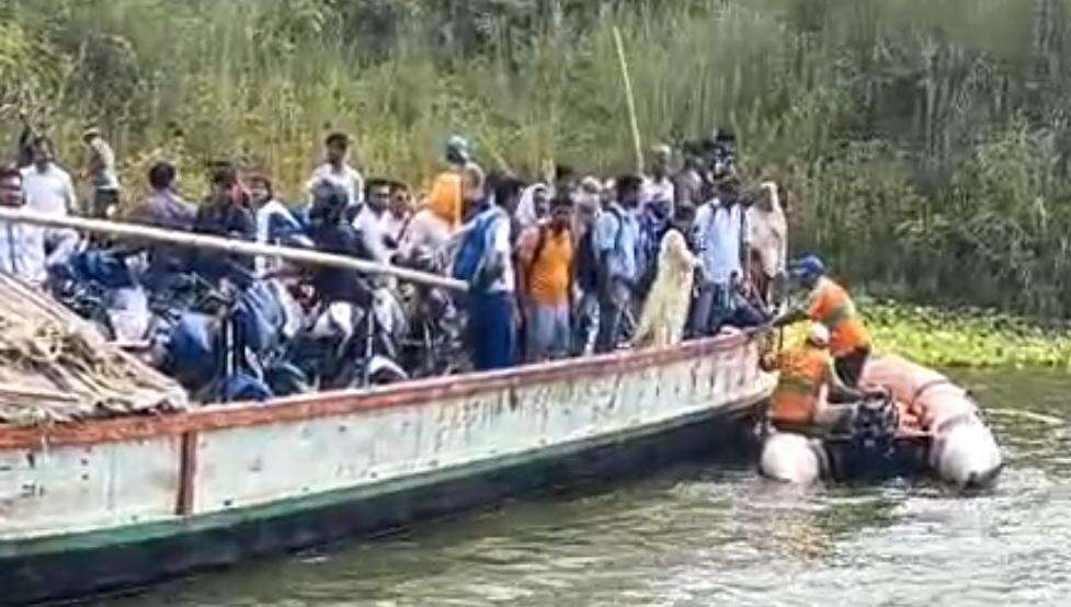 Bhagalpur News: भागलपुर नाव हादसा: बीच गंगा में खराब हुई 75 यात्रियों से भरी नाव, ऐसे बची जान | Deshaj Times Bhagalpur News: भागलपुर नाव हादसा: बीच गंगा में खराब हुई 75 यात्रियों से भरी नाव, ऐसे बची जान