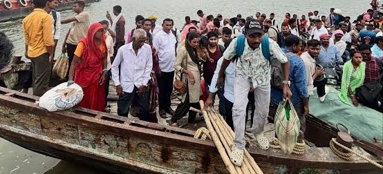 Bhagalpur News: बरारी गंगा घाट से महादेवपुर जा रही यात्रियों से भरी बोट का ब्रेकडाउन, गंगा में फंसे 100 यात्रियों को SDRF ने सुरक्षित निकाला, मची चीख-पुकार