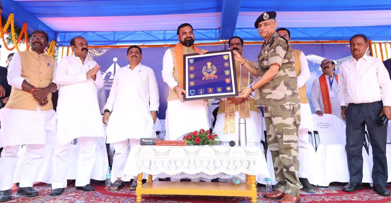 Darbhanga Airport News: देश का 72वां हवाई अड्डा Darbhanga Airport अब CISF के हवाले, हवाई यात्रा और भी सुरक्षित, क्यों खास है यह नई व्यवस्था? जानिए -CISF महानिदेशक प्रवीर रंजन से!